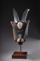 Horn mask of the "dye" mask ensemble, Côte d'Ivoire, Guro, Size: H: 42,5 cm (H: 16.7 inch), ID: 3052136 - 3/5