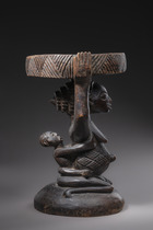 Karyatidenhocker "kipona" ("kihona") mit Maternité, D. R. Kongo, Luba, Größe: H: 40,5 cm (H: 15.9 inch), ID: 3052449 - 2/5