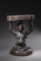 Karyatidenhocker "kipona" ("kihona") mit Maternité, D. R. Kongo, Luba, Größe: H: 40,5 cm (H: 15.9 inch), ID: 3052449 - 3/5