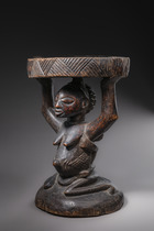 Karyatidenhocker "kipona" ("kihona") mit Maternité, D. R. Kongo, Luba, Größe: H: 40,5 cm (H: 15.9 inch), ID: 3052449 - 4/5
