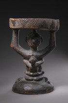 Karyatidenhocker "kipona" ("kihona") mit Maternité, D. R. Kongo, Luba, Größe: H: 40,5 cm (H: 15.9 inch), ID: 3052449 - 5/5