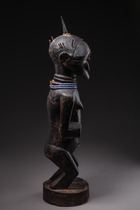 Female power figure "nkisi"/ "nkishi" (pl. "mankisi" / "'mankishi"), D. R. Congo, Songye, Size: H: 82,5 cm (H: 32.5 inch), ID: 3052128 - 4/7