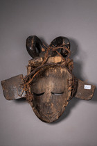 Anthropo-zoomorphe Gesichtsmaske "idiok ekpo", Kameruner Grasland, Bamileke, Größe: H: 35,5 cm (H: 14.0 inch), ID: 3052069 - 2/4