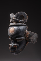 Anthropo-zoomorphe Gesichtsmaske "idiok ekpo", Kameruner Grasland, Bamileke, Größe: H: 35,5 cm (H: 14.0 inch), ID: 3052069 - 3/4