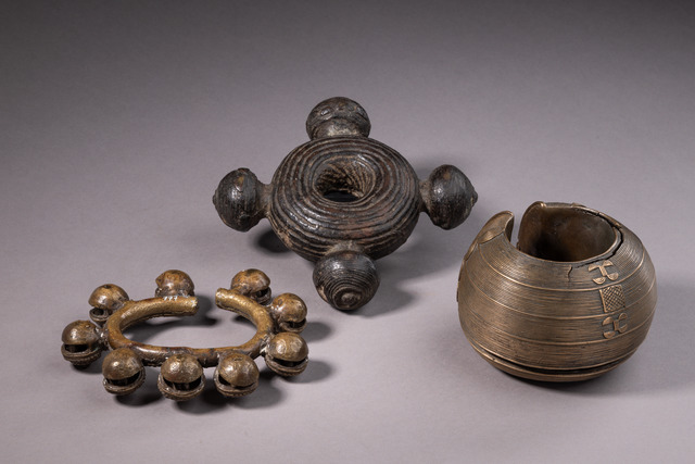 Mixed lot of bracelet, rattle and primitive money, Côte d'Ivoire, ID: 3052071