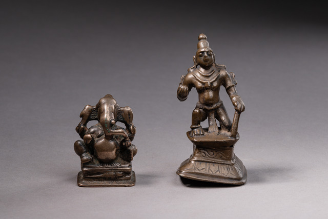 Two small sculptures of Indian deities, India, Size: H: 5,5 cm & 8,8 cm (H: 2.2 inch & 3.5 inch), ID: 3052053