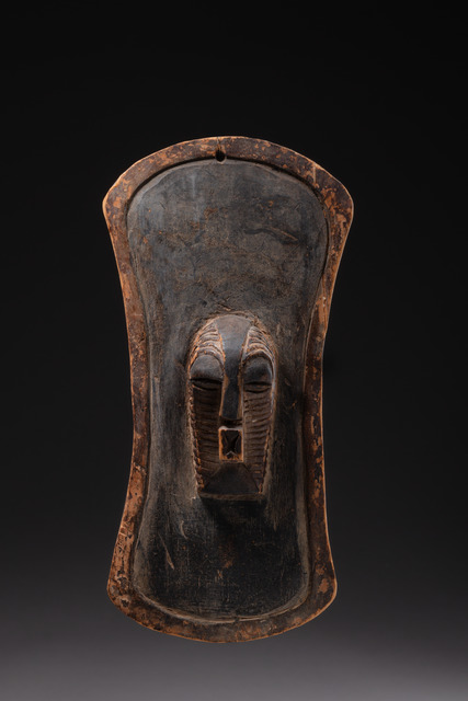 Shield-shaped panel "kalengula" with "kifwebe" mask, R. D. Congo, Songye, Taille: H: 30 cm, ID: 3052049