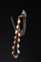 Rare suspension hook on snail-decorated strap, D. R. Congo, Kuba, Size: H: 13 cm (H: 5.1 inch), ID: 3052050 - 2/4