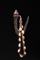 Rare suspension hook on snail-decorated strap, D. R. Congo, Kuba, Size: H: 13 cm (H: 5.1 inch), ID: 3052050 - 3/4