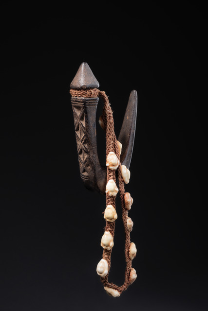 Seltener Aufhängehaken an Trageband mit Schneckenbesatz, D. R. Kongo, Kuba, Größe: H: 13 cm (H: 5.1 inch), ID: 3052050