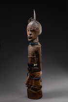 Anthropomorphic power figure "nkishi" (pl. "mankishi"), D. R. Congo, Songye, Size: H: 87,5 cm 100 cm (with horn) (H: 34.4 inch 39.4 inch (with horn)), ID: 3052055 - 3/6