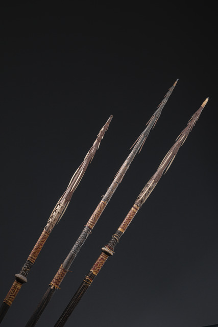 Trois anciennes lances avec crochets, Îles Salomon - Île Bougainville, Taille: L: 200 cm & 221 cm (L: 78.7 inch & 87.0 inch), ID: 3052148