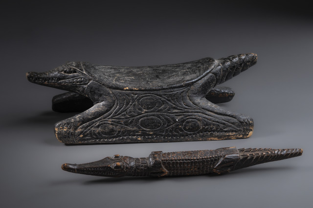 Tabouret crocodile, Papouasie-Nouvelle-Guinée - Moyen Sepik, Iatmul, Taille: H: 16 cm L: 52,5 cm (H: 6.3 inch L: 20.7 inch), ID: 3052147