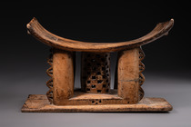 Hocker "dwa", Ghana, Akan, Ashanti (Asante), Größe: H: 22,5 cm (seat hight) B: 48 cm (H: 8.9 inch (seat hight) B: 18.9 inch), ID: 3052304 - 2/6