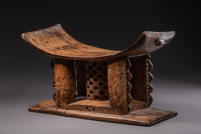 Stool "dwa", Ghana, Akan, Ashanti (Asante), Size: H: 22,5 cm (seat hight) B: 48 cm (H: 8.9 inch (seat hight) B: 18.9 inch), ID: 3052304