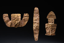 Drei Applikationen, Peru, Chimu / Huari (Wari), ID: 3052491 - 2/9