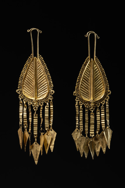 Une paire de boucles d'oreilles "wea wunu wona", Indonésie -Florès central, Nage, Taille: L: 11 cm & 11,7 cm (L: 4.3 inch & 4.6 inch), ID: 3052496