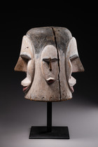 Viergesichtige Helmmaske "ngontang", Gabun, Fang, Größe: H: 35,5 cm (H: 14.0 inch), ID: 3052279 - 3/4