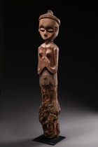 Post figure, D. R. Congo, Pende, Size: H: 77,5 cm (H: 30.5 inch), ID: 3052278 - 2/4