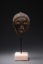 Pendant in the shape of a miniature mask, Côte d'Ivoire, Akan, Baule, Size: H: 8,5 cm (H: 3.3 inch), ID: 3052262 - 2/5