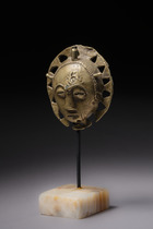 Pendant in the shape of a miniature mask, Côte d'Ivoire, Akan, Baule, Size: H: 4,6 cm (H: 1.8 inch), ID: 3052263 - 2/4