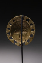 Pendant in the shape of a miniature mask, Côte d'Ivoire, Akan, Baule, Size: H: 4,6 cm (H: 1.8 inch), ID: 3052263 - 3/4