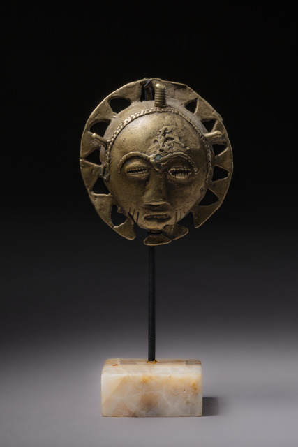 Pendant in the shape of a miniature mask, Côte d'Ivoire, Akan, Baule, Size: H: 4,6 cm (H: 1.8 inch), ID: 3052263