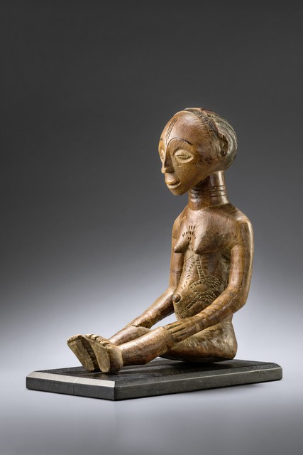 Seated female ancestor figure "singiti, D. R. Congo, Luba-Hemba, Size: L: 23 cm H: 33 cm (L: 9.1 inch H: 13.0 inch), ID: 3052170
