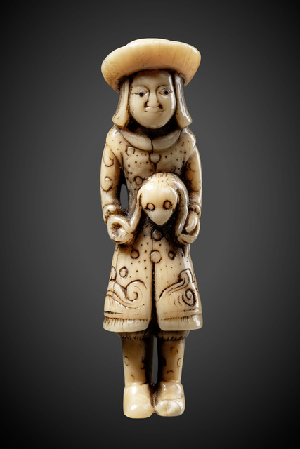 Netsuke figure “dutchman with monkey”, Japan, Size: H: 6 cm (H: 2.4 inch), ID: 3052861