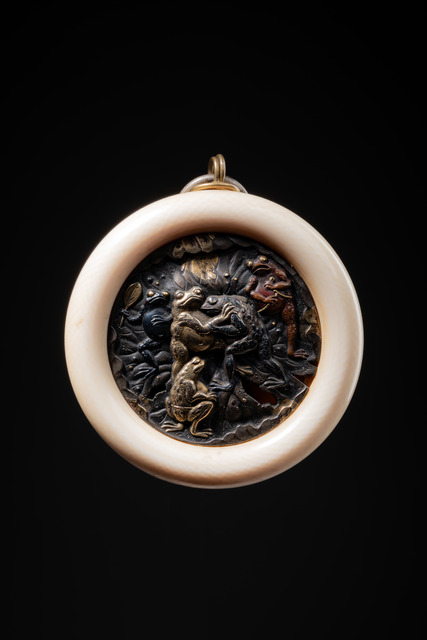 Netsuke amulet "fighting frogs", Japan, Size: D: 4,8 cm (D: 1.9 inch), ID: 3052860