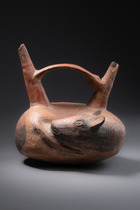 Récipient à double bec avec anse : chien couché, Horizon moyen, vers 600 - 1000 apr. J.-C., Pérou, Sicán (Lambayeque), Taille: H: 18,5 cm B: 16,5 cm (H: 7.3 inch B: 6.5 inch), ID: 3052535 - 2/6