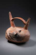 Récipient à double bec avec anse : chien couché, Horizon moyen, vers 600 - 1000 apr. J.-C., Pérou, Sicán (Lambayeque), Taille: H: 18,5 cm B: 16,5 cm (H: 7.3 inch B: 6.5 inch), ID: 3052535 - 3/6