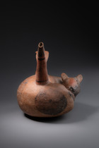 Récipient à double bec avec anse : chien couché, Horizon moyen, vers 600 - 1000 apr. J.-C., Pérou, Sicán (Lambayeque), Taille: H: 18,5 cm B: 16,5 cm (H: 7.3 inch B: 6.5 inch), ID: 3052535 - 4/6