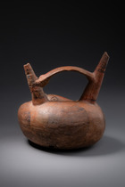 Récipient à double bec avec anse : chien couché, Horizon moyen, vers 600 - 1000 apr. J.-C., Pérou, Sicán (Lambayeque), Taille: H: 18,5 cm B: 16,5 cm (H: 7.3 inch B: 6.5 inch), ID: 3052535 - 5/6