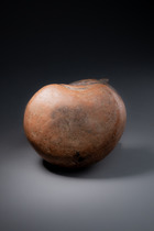 Récipient à double bec avec anse : chien couché, Horizon moyen, vers 600 - 1000 apr. J.-C., Pérou, Sicán (Lambayeque), Taille: H: 18,5 cm B: 16,5 cm (H: 7.3 inch B: 6.5 inch), ID: 3052535 - 6/6