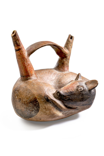 Récipient à double bec avec anse : chien couché, Horizon moyen, vers 600 - 1000 apr. J.-C., Pérou, Sicán (Lambayeque), Taille: H: 18,5 cm B: 16,5 cm (H: 7.3 inch B: 6.5 inch), ID: 3052535