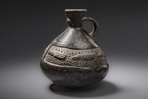 Récipient à anse-étrier anthropomorphe, Pérou, Sicán (Lambayeque), Taille: H: 16,5 cm (H: 6.5 inch), ID: 3052524 - 7/11