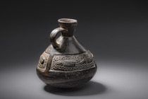 Récipient à anse-étrier anthropomorphe, Pérou, Sicán (Lambayeque), Taille: H: 16,5 cm (H: 6.5 inch), ID: 3052524 - 8/11