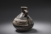 Récipient à anse-étrier anthropomorphe, Pérou, Sicán (Lambayeque), Taille: H: 16,5 cm (H: 6.5 inch), ID: 3052524 - 9/11