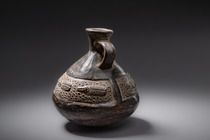 Récipient à anse-étrier anthropomorphe, Pérou, Sicán (Lambayeque), Taille: H: 16,5 cm (H: 6.5 inch), ID: 3052524 - 10/11