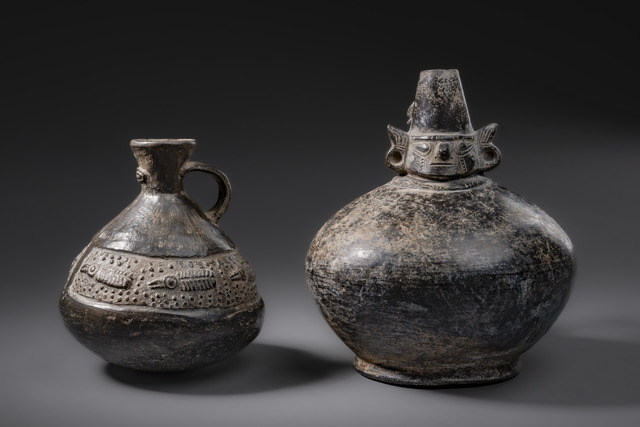 Récipient à anse-étrier anthropomorphe, Pérou, Sicán (Lambayeque), Taille: H: 16,5 cm (H: 6.5 inch), ID: 3052524