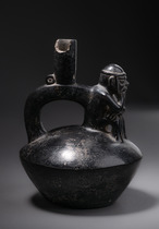 Récipient à anse-étrier avec figure assise, Période intermédiaire tardive, env. 1000–1400 apr. J.-C., Pérou, Chimu, Taille: H: 18,5 cm (H: 7.3 inch), ID: 3052536 - 2/5