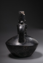 Récipient à anse-étrier avec figure assise, Période intermédiaire tardive, env. 1000–1400 apr. J.-C., Pérou, Chimu, Taille: H: 18,5 cm (H: 7.3 inch), ID: 3052536 - 5/5
