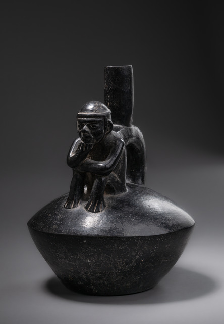 Récipient à anse-étrier avec figure assise, Période intermédiaire tardive, env. 1000–1400 apr. J.-C., Pérou, Chimu, Taille: H: 18,5 cm (H: 7.3 inch), ID: 3052536