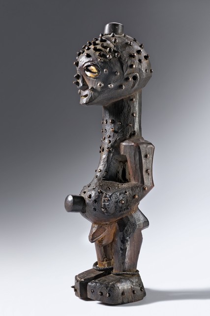 Power figure "nkishi" against small pox, D. R. Congo, Songye, Size: H: 31,5  cm (H: 31,5  cm), ID: 3052403