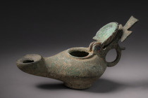 Öllampe, ca. 5. - 7. Jahrhundert n. Chr., Europa-Antiken, byzantinisch, Größe: H: 5,5 cm 8 cm (total) L: 14,6 cm (H: 2.2 inch 3.1 inch (total) L: 5.7 inch), ID: 3052519 - 2/5