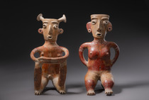 Sitzende männliche und weibliche Figur, Protoklassische Periode, ca. 100 v. Chr. – 250 n. Chr., Mexiko, Zacatecas, Größe: H: 36 cm & 36,5 cm (female/male) (H: 14.2 inch & 14.4 inch (female/male)), ID: 3052451 - 2/6