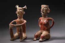 Sitzende männliche und weibliche Figur, Protoklassische Periode, ca. 100 v. Chr. – 250 n. Chr., Mexiko, Zacatecas, Größe: H: 36 cm & 36,5 cm (female/male) (H: 14.2 inch & 14.4 inch (female/male)), ID: 3052451 - 3/6