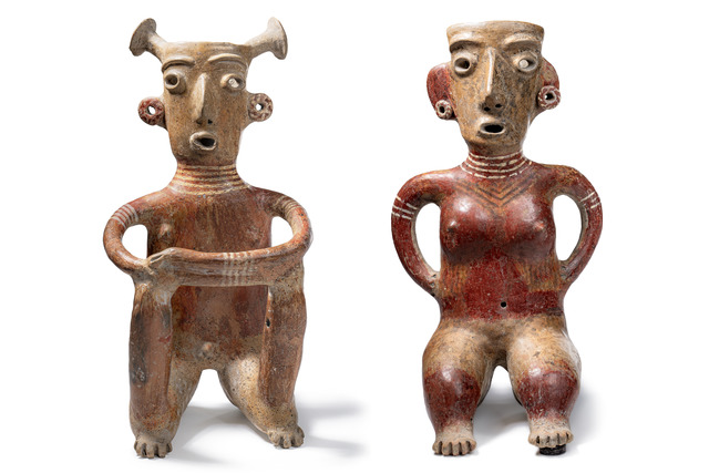 Figure masculine et figure féminine assises, période proto-classique, vers 100 av. J.-C. – 250 apr. J.-C., Mexique, Zacatecas, Taille: H: 36 cm & 36,5 cm (female/male) (H: 14.2 inch & 14.4 inch (female/male)), ID: 3052451
