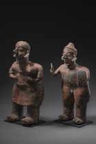Männlich-weibliches Figurenpaar, Westmexiko, Ixlan Del Rio, ca. 200 v. Chr. - 300 n. Chr., Mexiko, Nayarit, Größe: H: 50,3 cm & 50,7 cm (male/female) (H: 19.8 inch & 20.0 inch (male/female)), ID: 3052453 - 2/5